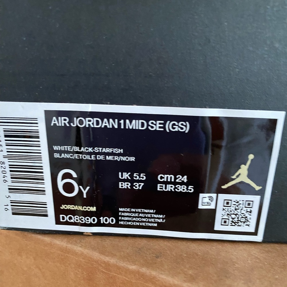 Brand new Air Jordan 1 Mid. Size 6 Big Kids/Grade school